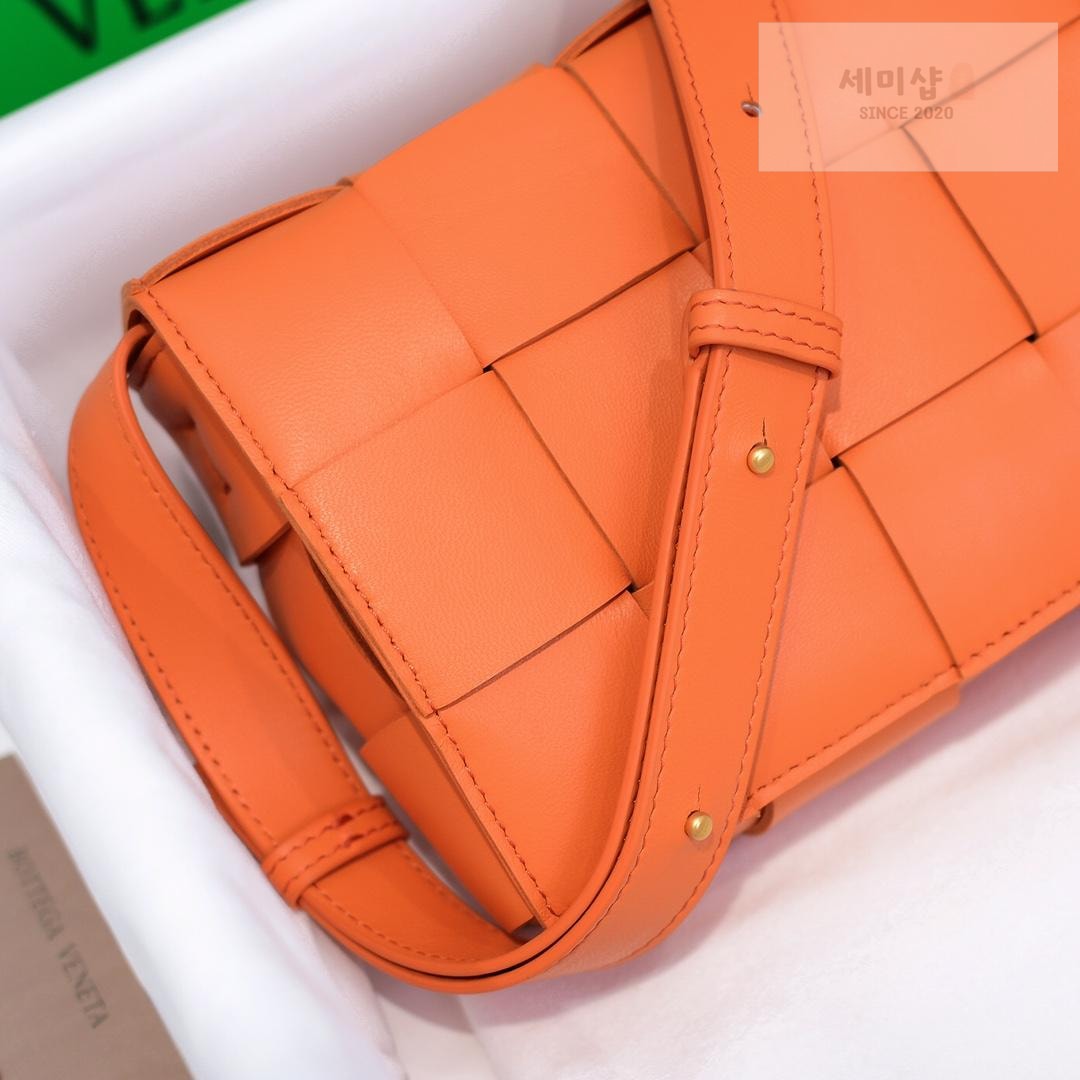 Bottega Veneta Bottega Veneta Cassette Bag 61번 이미지
