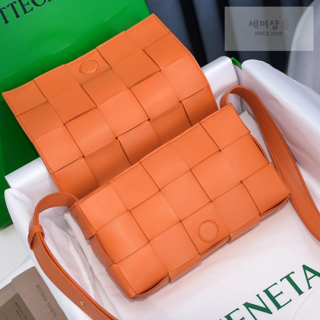 Bottega Veneta Bottega Veneta Cassette Bag 62번 이미지