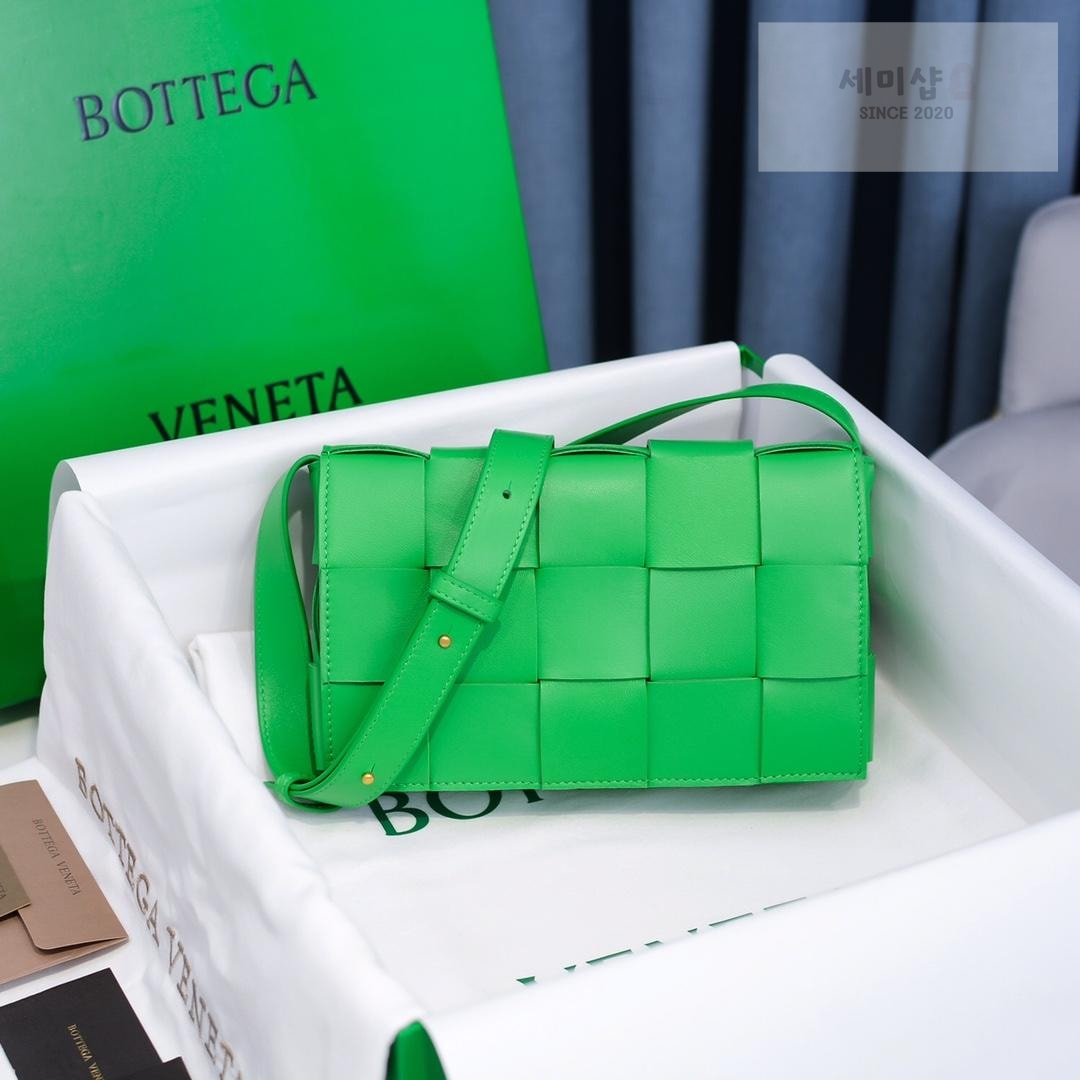 Bottega Veneta Bottega Veneta Cassette Bag 64번 이미지