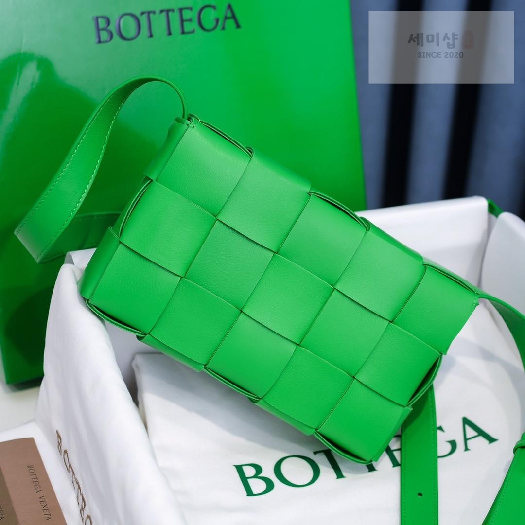 Bottega Veneta Bottega Veneta Cassette Bag 66번 이미지