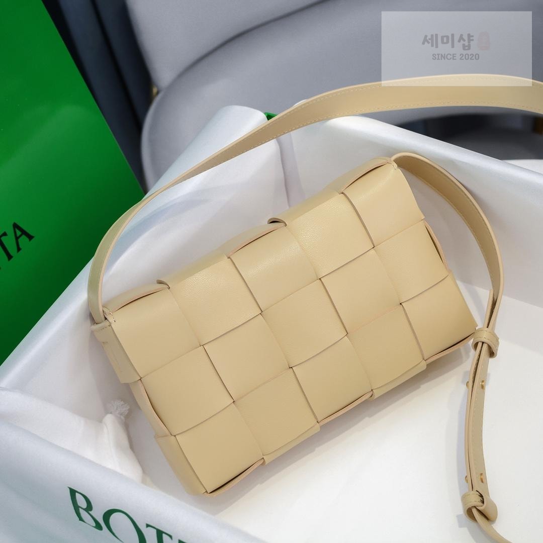 Bottega Veneta Bottega Veneta Cassette Bag 73번 이미지