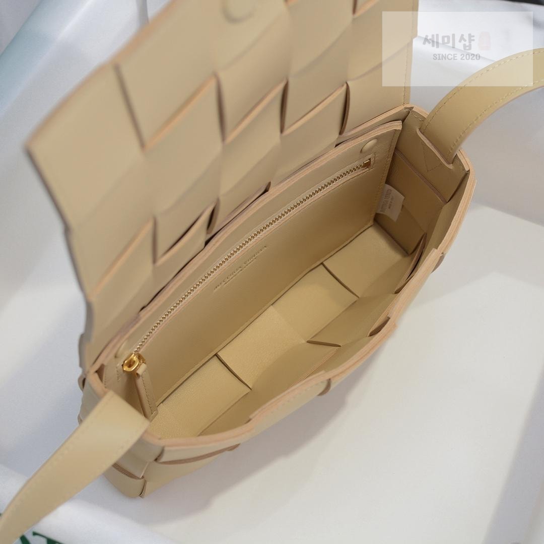 Bottega Veneta Bottega Veneta Cassette Bag 76번 이미지