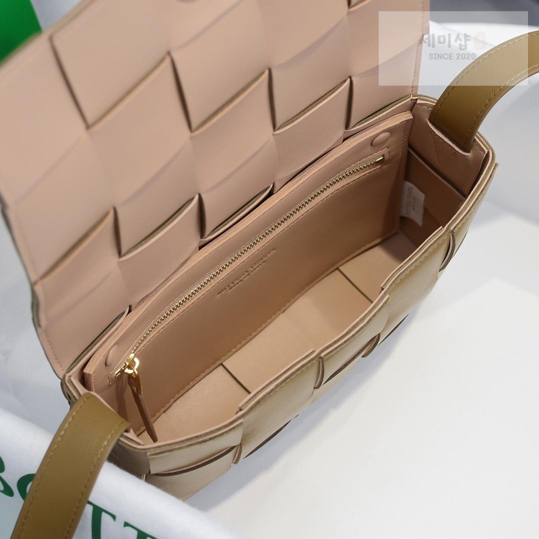 Bottega Veneta Bottega Veneta Cassette Bag 81번 이미지