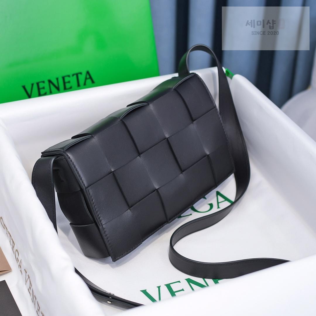 Bottega Veneta Bottega Veneta Cassette Bag 84번 이미지