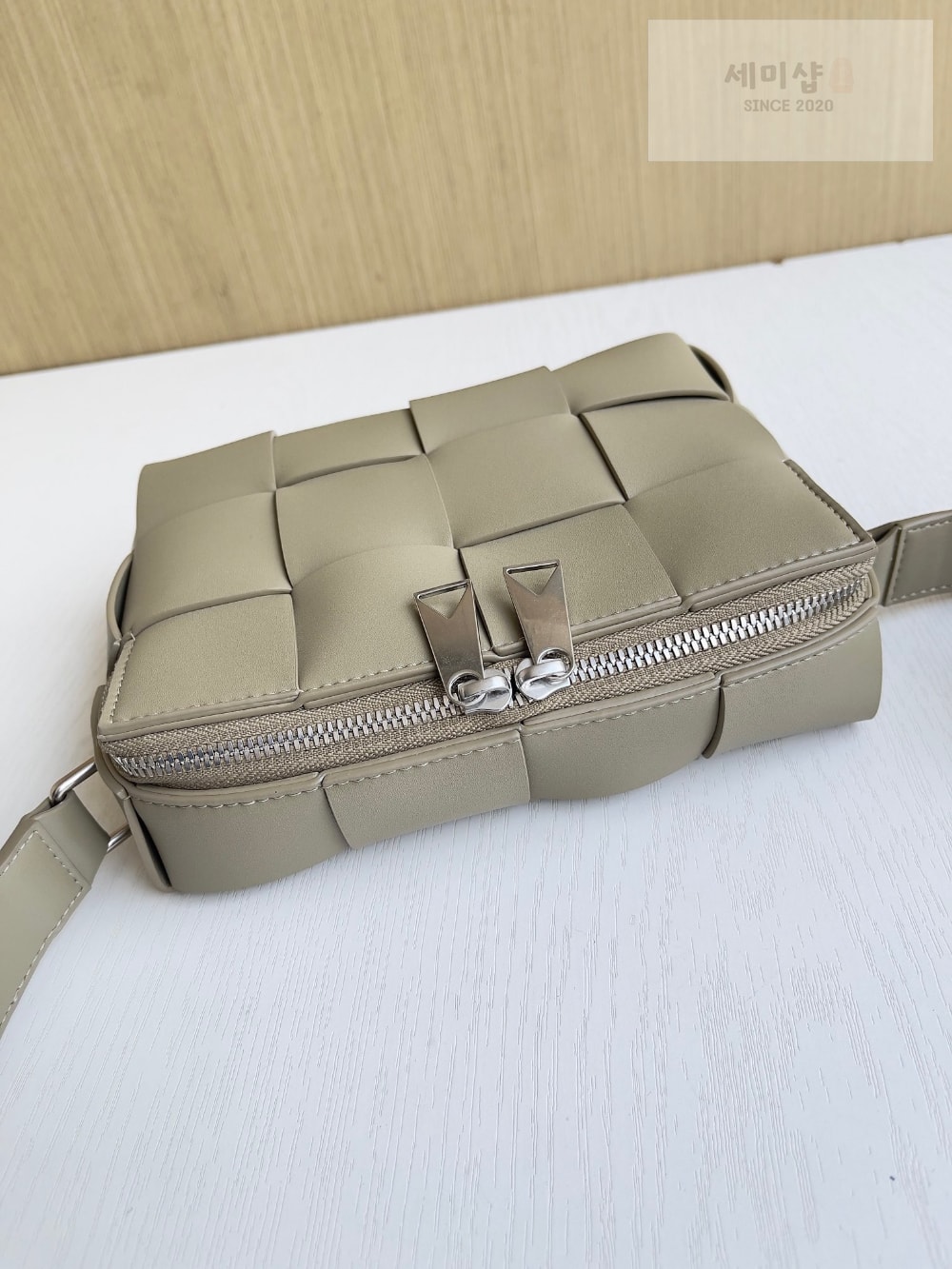 Bottega Veneta Bottega Veneta Cassette Camera Bag Bag 4번 이미지