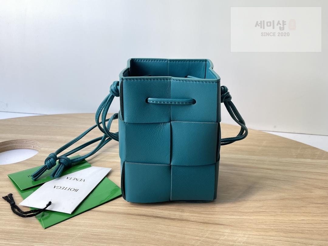 Bottega Veneta Bottega Veneta Cassette Crossbody Bucket Bag 1번 이미지