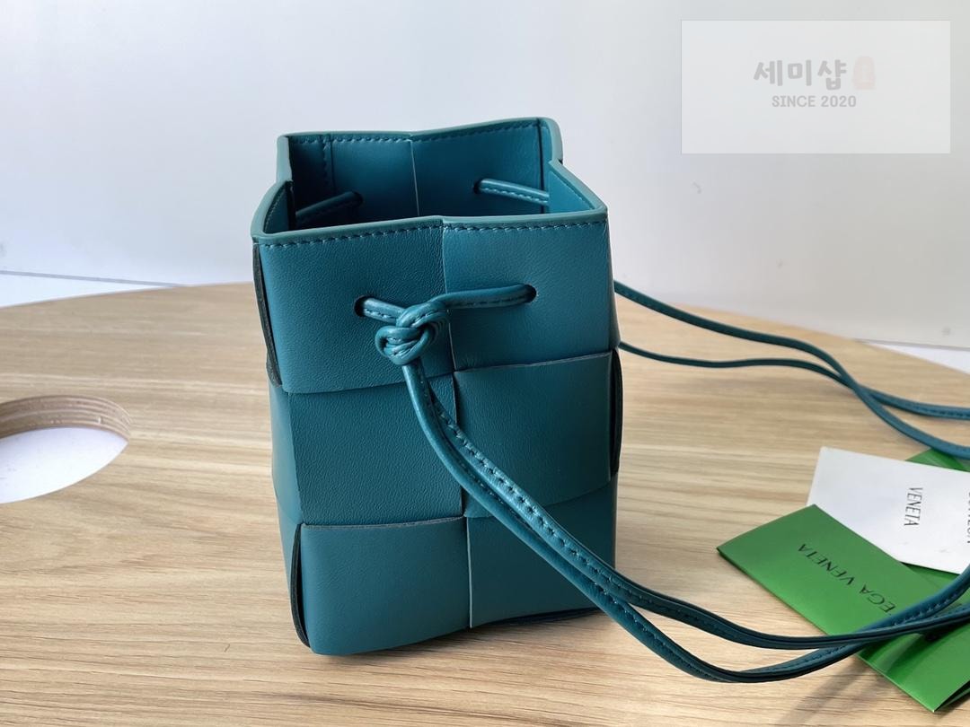 Bottega Veneta Bottega Veneta Cassette Crossbody Bucket Bag 2번 이미지