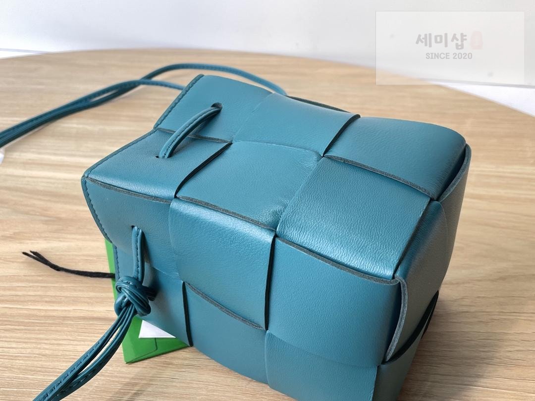Bottega Veneta Bottega Veneta Cassette Crossbody Bucket Bag 3번 이미지