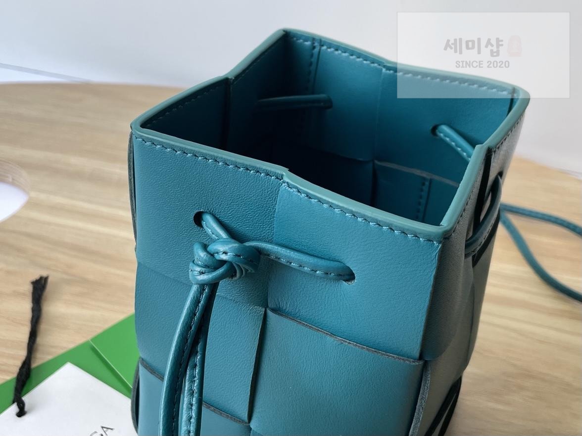 Bottega Veneta Bottega Veneta Cassette Crossbody Bucket Bag 5번 이미지