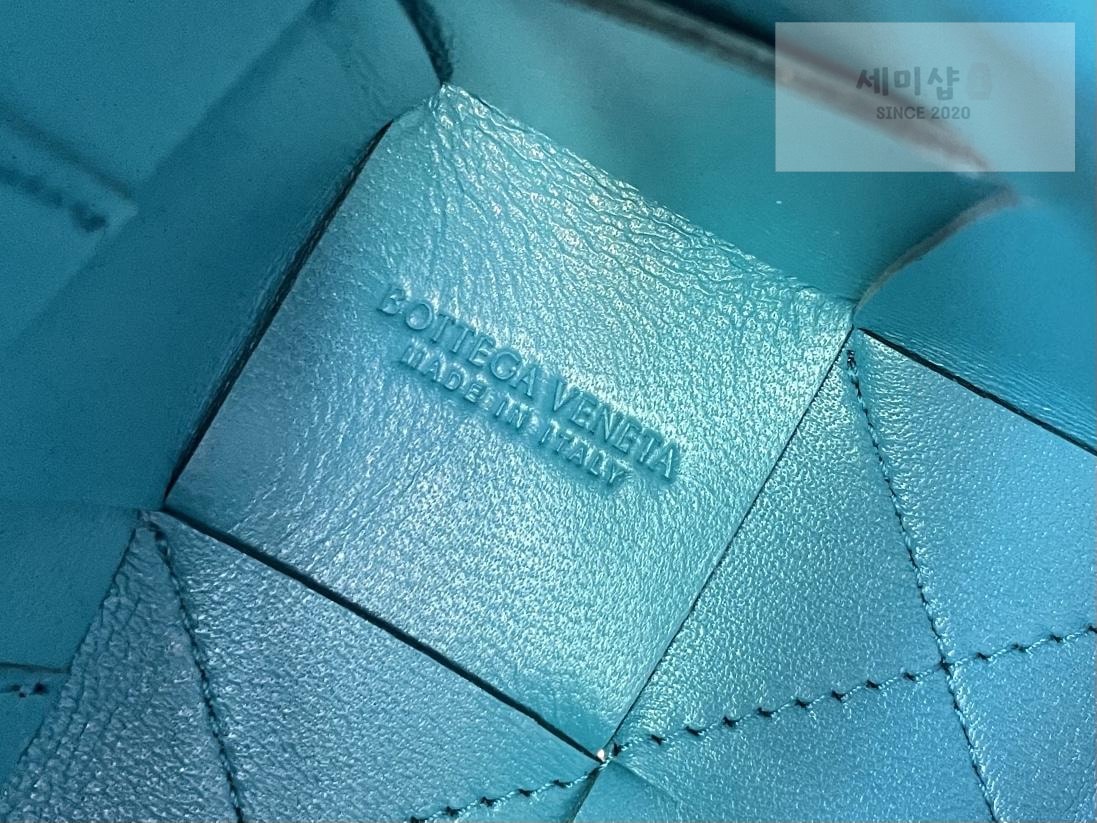 Bottega Veneta Bottega Veneta Cassette Crossbody Bucket Bag 63번 이미지