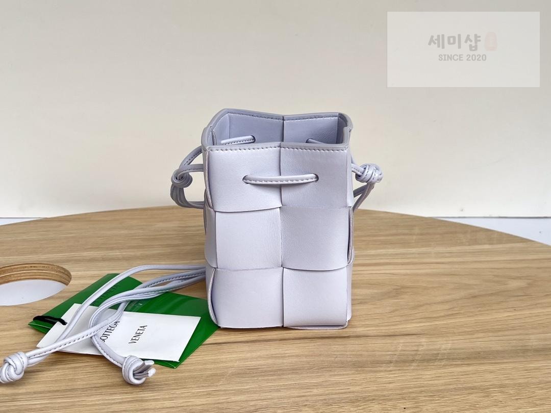 Bottega Veneta Bottega Veneta Cassette Crossbody Bucket Bag 7번 이미지