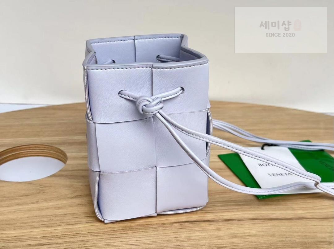 Bottega Veneta Bottega Veneta Cassette Crossbody Bucket Bag 8번 이미지