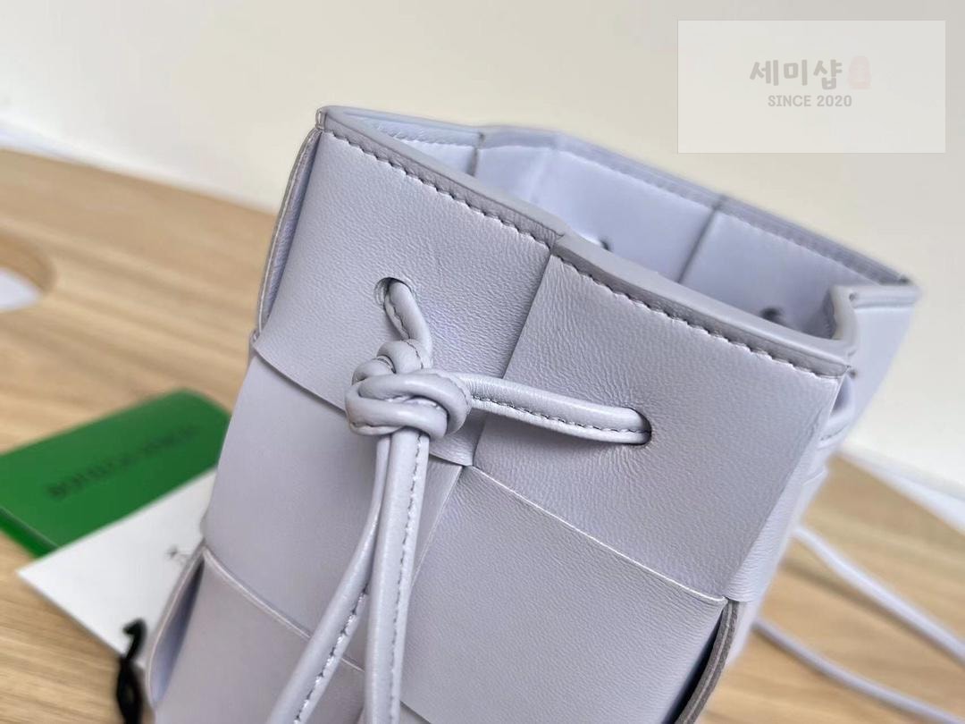 Bottega Veneta Bottega Veneta Cassette Crossbody Bucket Bag 9번 이미지