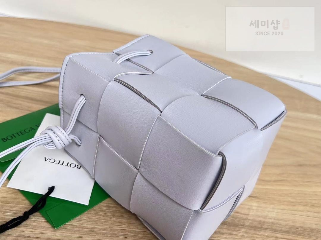 Bottega Veneta Bottega Veneta Cassette Crossbody Bucket Bag 10번 이미지
