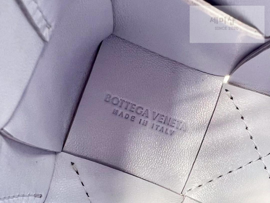 Bottega Veneta Bottega Veneta Cassette Crossbody Bucket Bag 13번 이미지