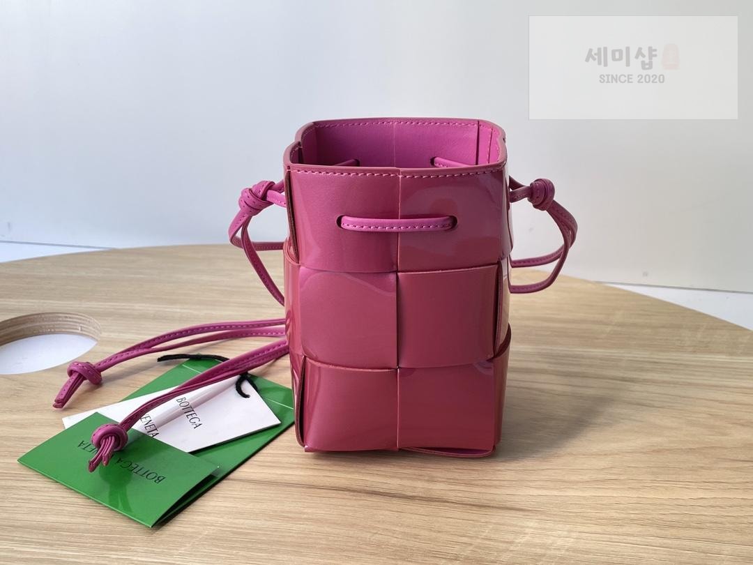 Bottega Veneta Bottega Veneta Cassette Crossbody Bucket Bag 14번 이미지