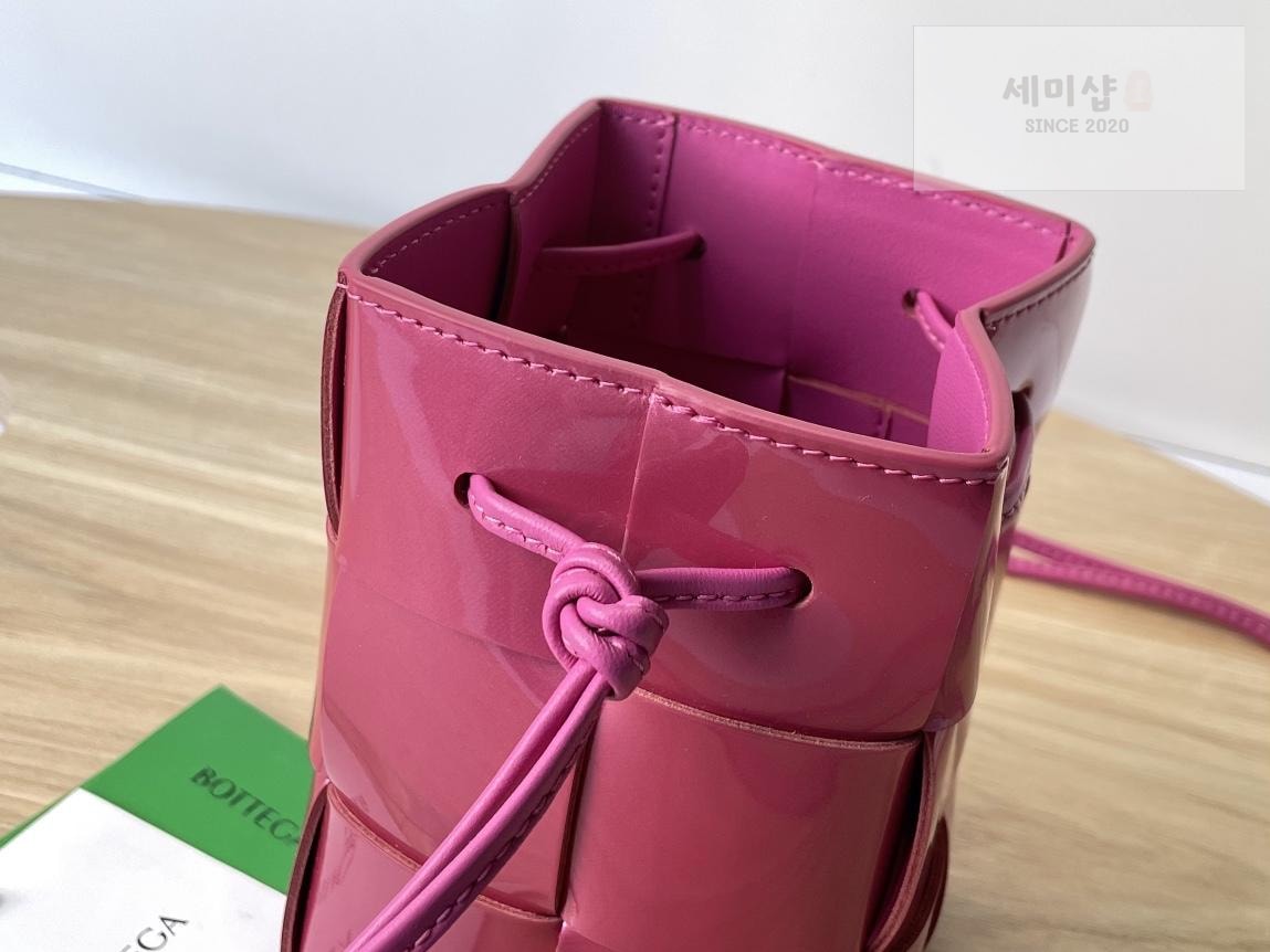 Bottega Veneta Bottega Veneta Cassette Crossbody Bucket Bag 15번 이미지