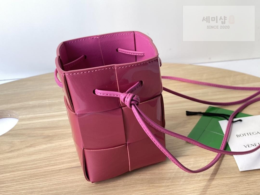 Bottega Veneta Bottega Veneta Cassette Crossbody Bucket Bag 16번 이미지