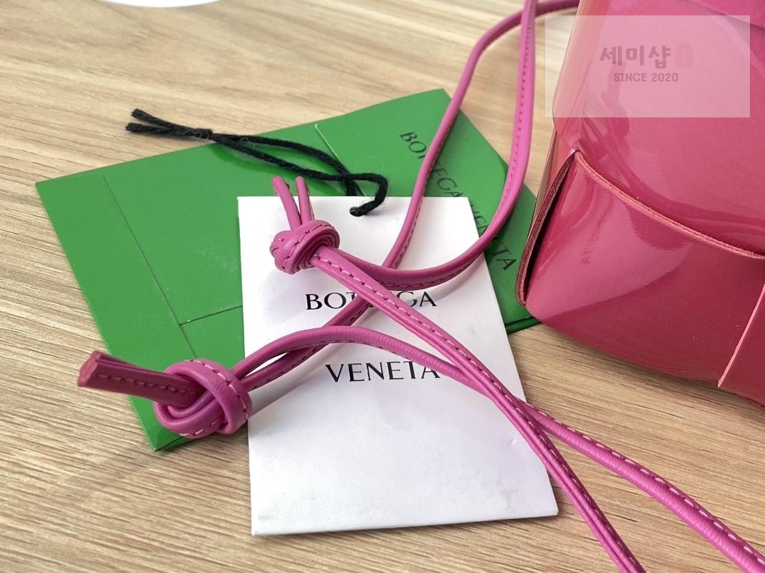 Bottega Veneta Bottega Veneta Cassette Crossbody Bucket Bag 18번 이미지