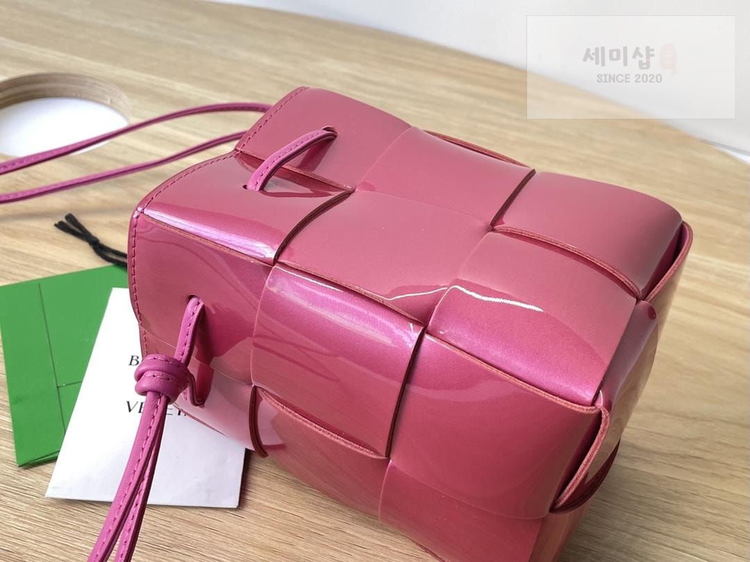 Bottega Veneta Bottega Veneta Cassette Crossbody Bucket Bag 19번 이미지