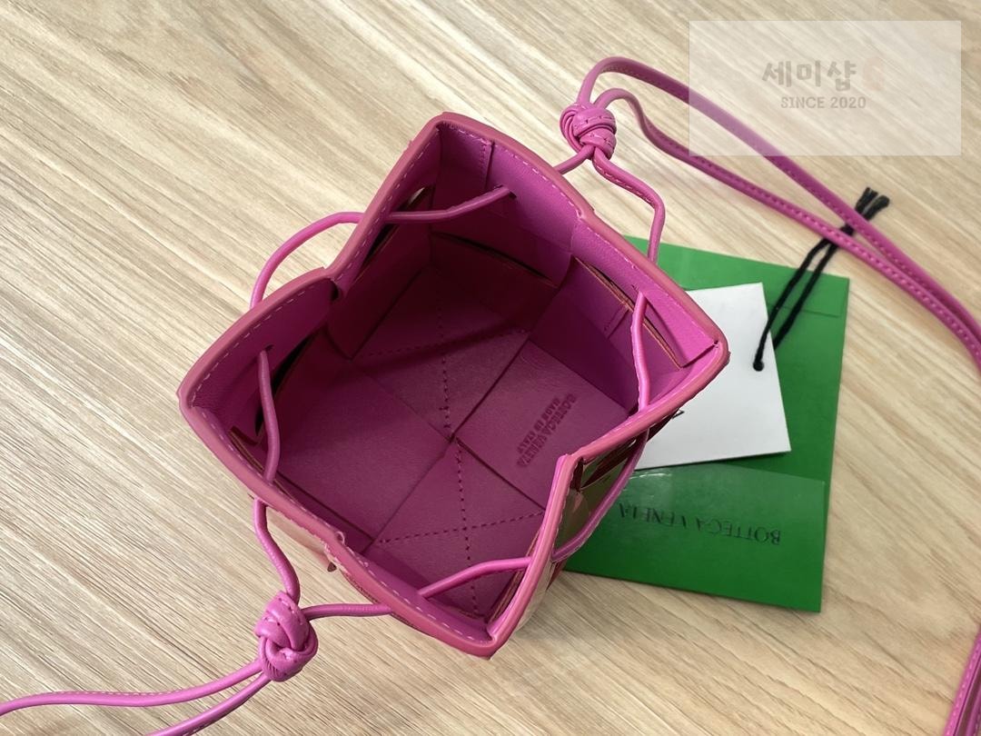Bottega Veneta Bottega Veneta Cassette Crossbody Bucket Bag 20번 이미지