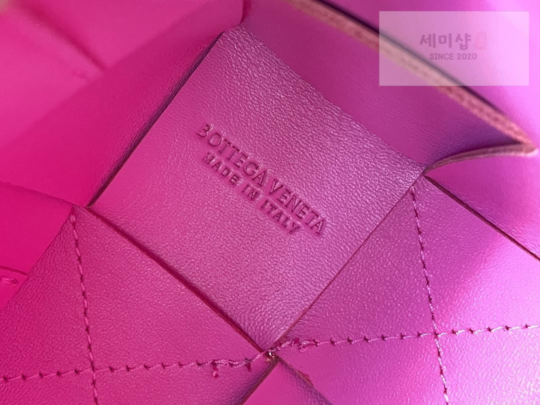 Bottega Veneta Bottega Veneta Cassette Crossbody Bucket Bag 21번 이미지