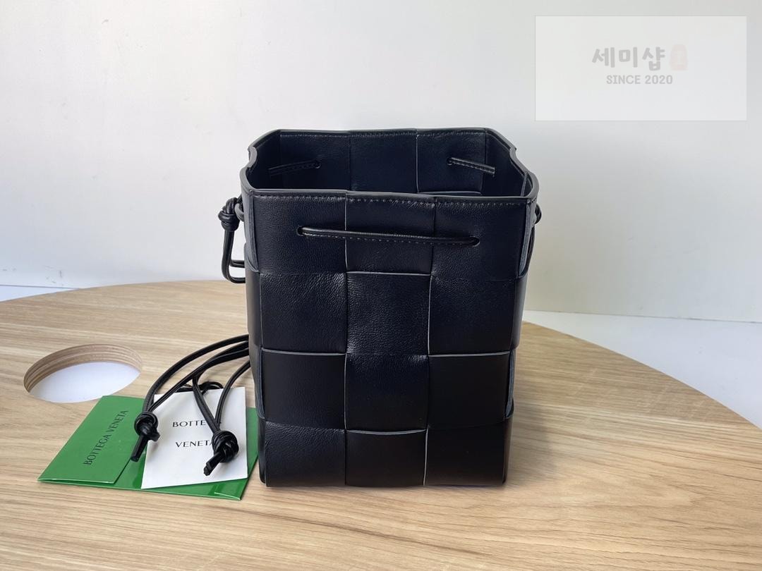 Bottega Veneta Bottega Veneta Cassette Crossbody Bucket Bag 22번 이미지
