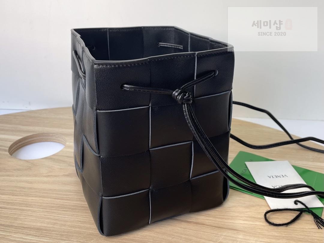 Bottega Veneta Bottega Veneta Cassette Crossbody Bucket Bag 64번 이미지