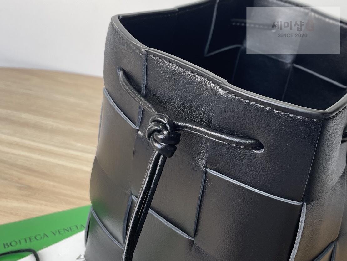 Bottega Veneta Bottega Veneta Cassette Crossbody Bucket Bag 67번 이미지