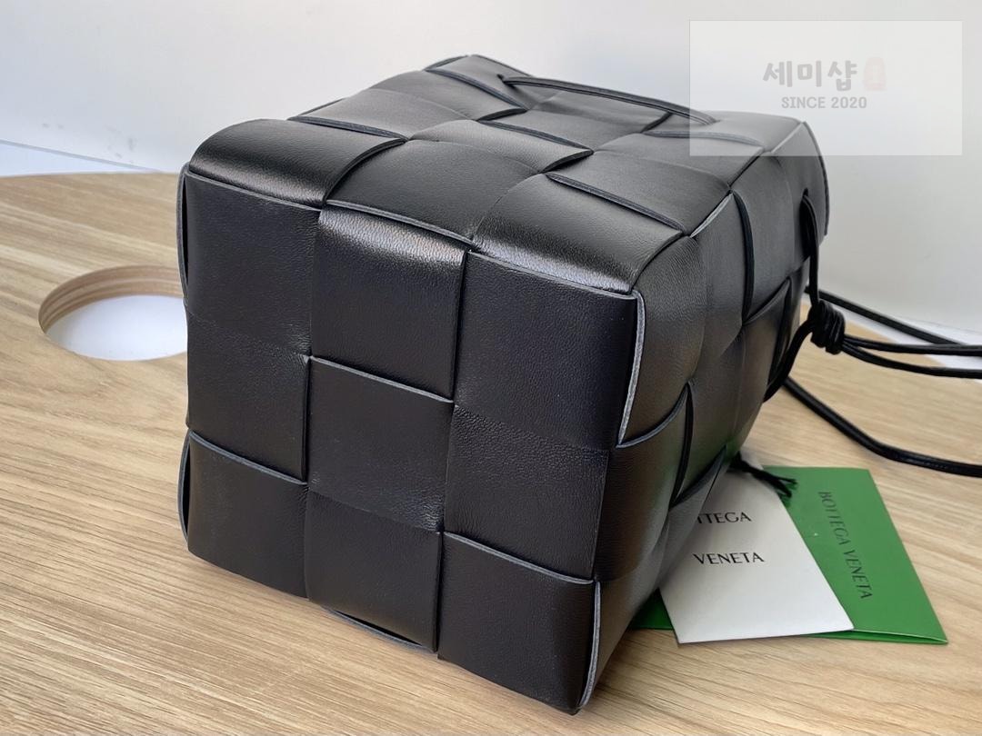 Bottega Veneta Bottega Veneta Cassette Crossbody Bucket Bag 23번 이미지