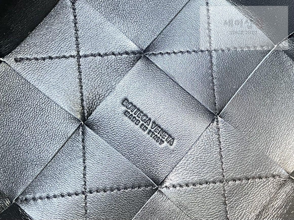 Bottega Veneta Bottega Veneta Cassette Crossbody Bucket Bag 26번 이미지