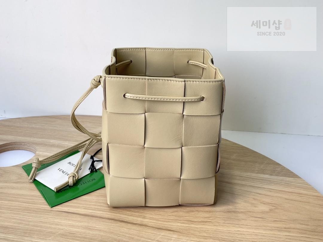 Bottega Veneta Bottega Veneta Cassette Crossbody Bucket Bag 27번 이미지