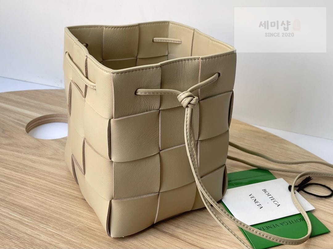 Bottega Veneta Bottega Veneta Cassette Crossbody Bucket Bag 28번 이미지
