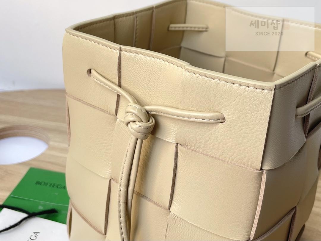 Bottega Veneta Bottega Veneta Cassette Crossbody Bucket Bag 29번 이미지