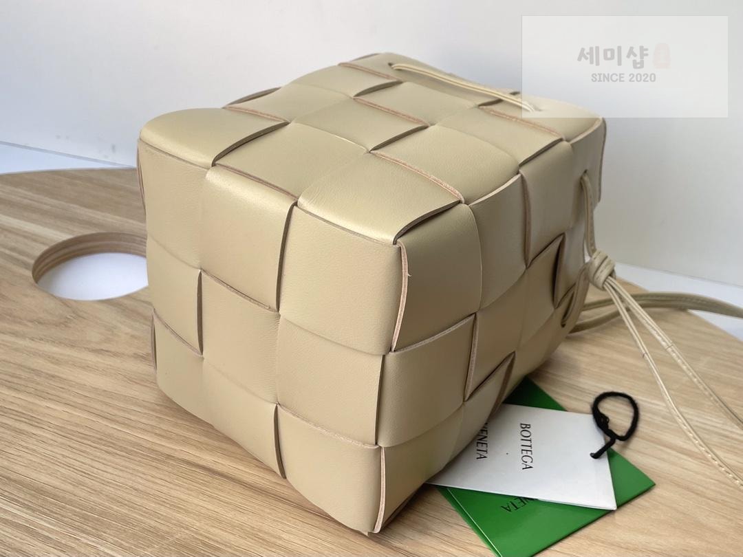 Bottega Veneta Bottega Veneta Cassette Crossbody Bucket Bag 30번 이미지
