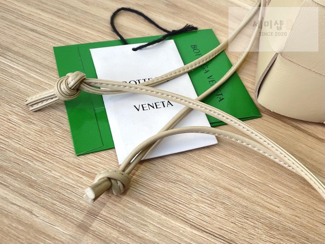 Bottega Veneta Bottega Veneta Cassette Crossbody Bucket Bag 31번 이미지