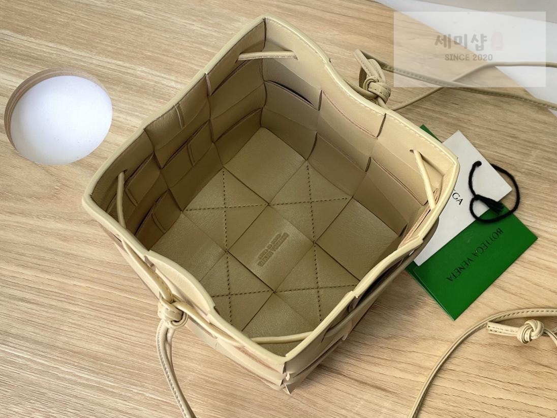 Bottega Veneta Bottega Veneta Cassette Crossbody Bucket Bag 32번 이미지