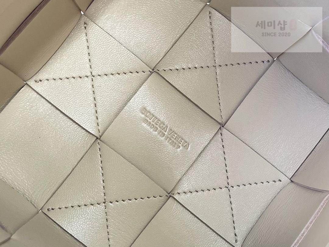 Bottega Veneta Bottega Veneta Cassette Crossbody Bucket Bag 33번 이미지