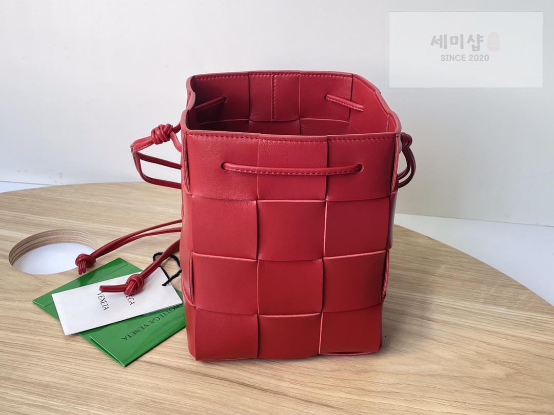 Bottega Veneta Bottega Veneta Cassette Crossbody Bucket Bag 34번 이미지