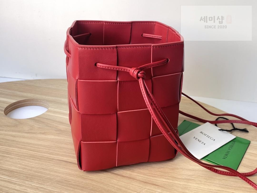 Bottega Veneta Bottega Veneta Cassette Crossbody Bucket Bag 35번 이미지