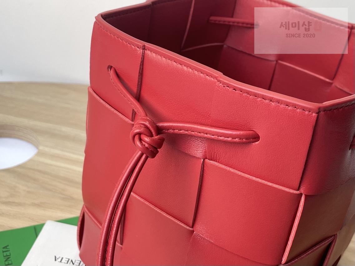 Bottega Veneta Bottega Veneta Cassette Crossbody Bucket Bag 36번 이미지