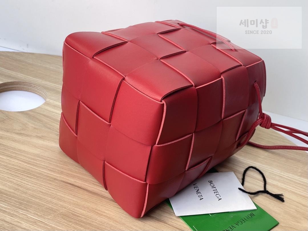 Bottega Veneta Bottega Veneta Cassette Crossbody Bucket Bag 37번 이미지