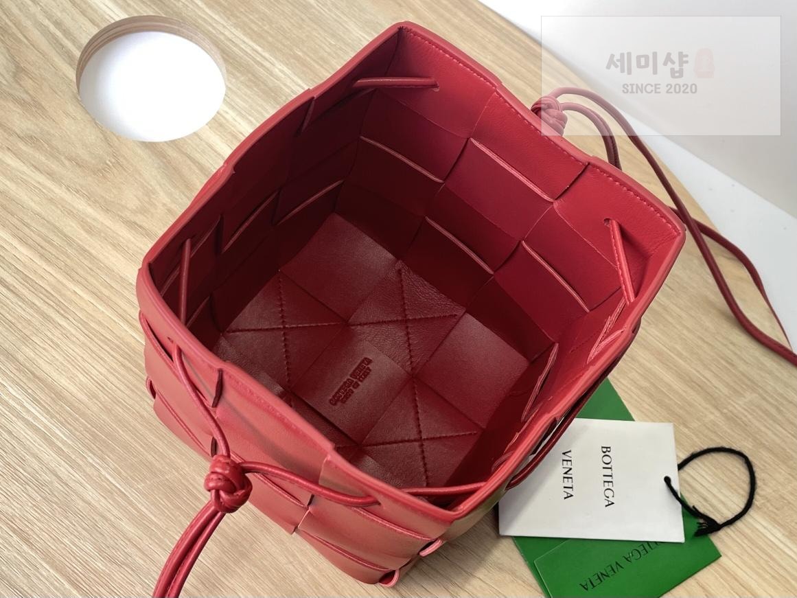Bottega Veneta Bottega Veneta Cassette Crossbody Bucket Bag 38번 이미지