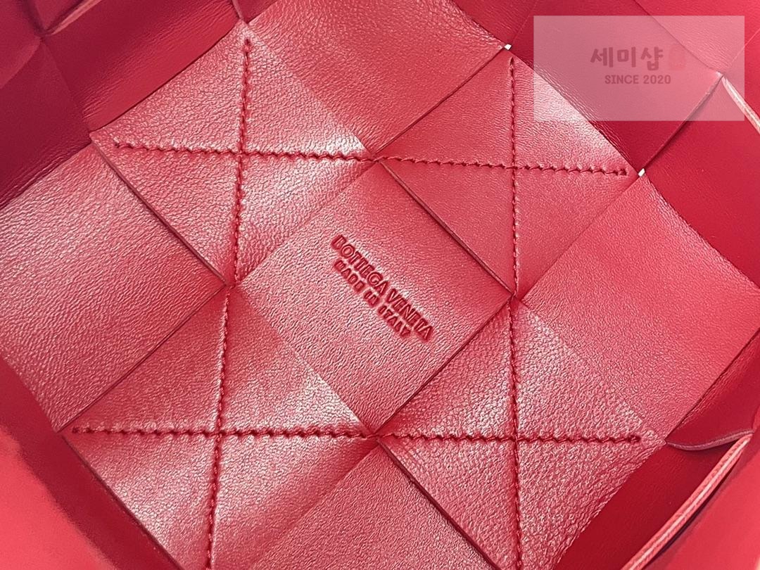 Bottega Veneta Bottega Veneta Cassette Crossbody Bucket Bag 39번 이미지