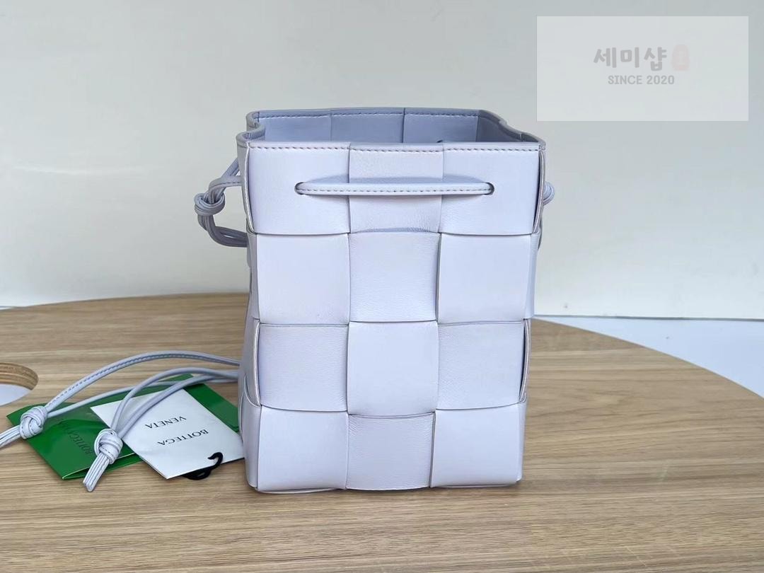 Bottega Veneta Bottega Veneta Cassette Crossbody Bucket Bag 40번 이미지
