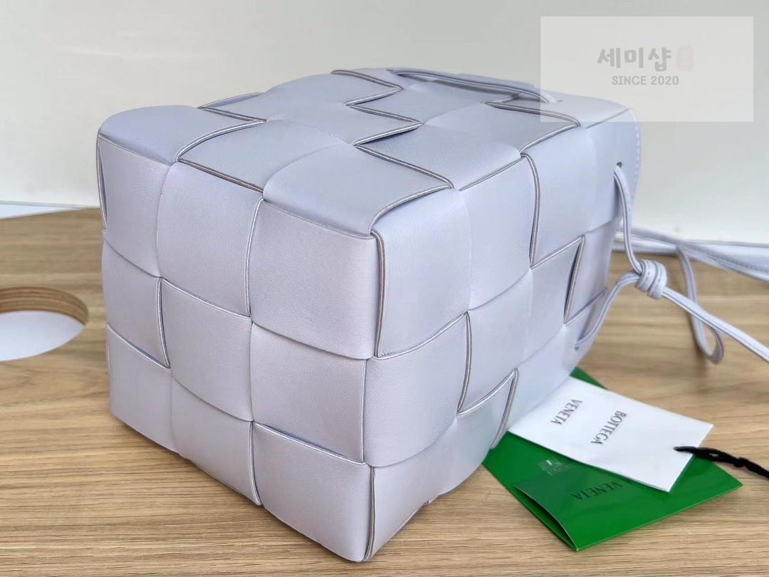 Bottega Veneta Bottega Veneta Cassette Crossbody Bucket Bag 42번 이미지