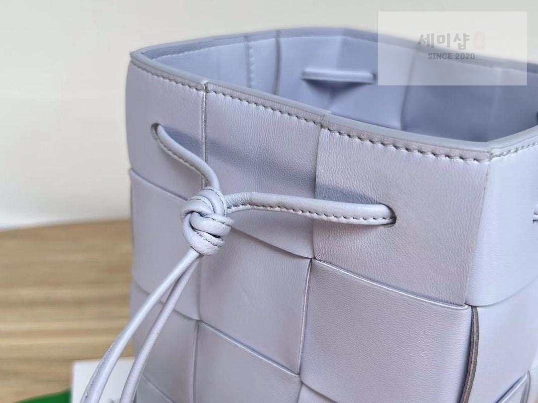 Bottega Veneta Bottega Veneta Cassette Crossbody Bucket Bag 43번 이미지