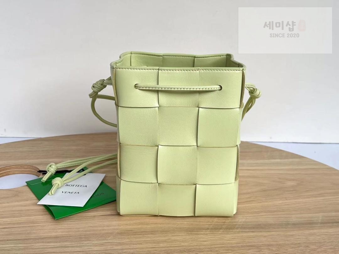 Bottega Veneta Bottega Veneta Cassette Crossbody Bucket Bag 47번 이미지