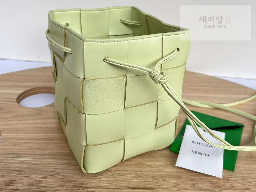 Bottega Veneta Bottega Veneta Cassette Crossbody Bucket Bag 48번 이미지