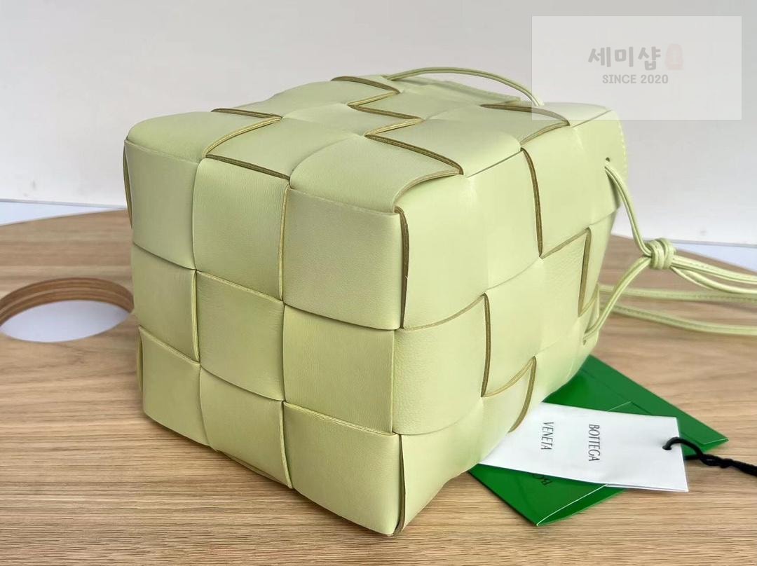 Bottega Veneta Bottega Veneta Cassette Crossbody Bucket Bag 49번 이미지